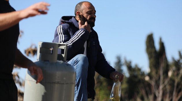 Doğu Kudüs'te Filistinli tüp gazlarla çatıya çıktı
