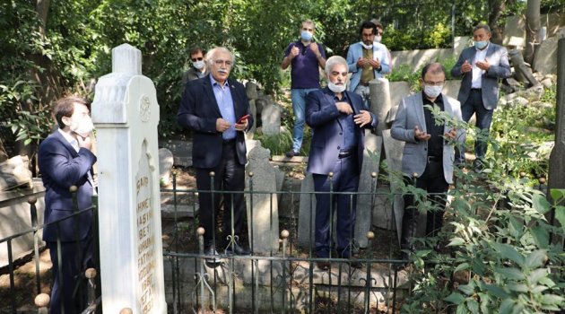 Mustafa Yürekli, 87. ölüm yıl dönümünde Ahmet Haşim'in mezarı başındaydı