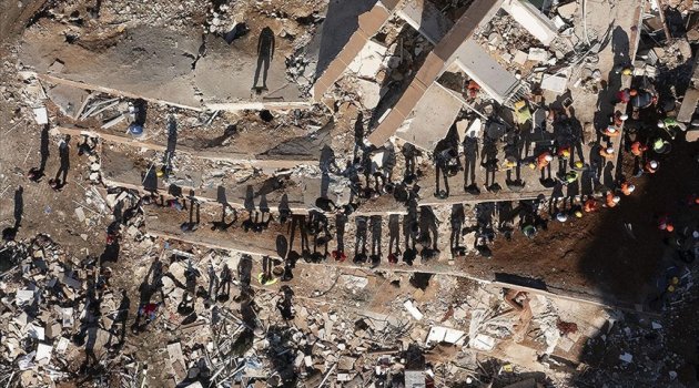 PROF.DR. KEMAL SAYAR:  Ruhumuzu enkaz altından nasıl çıkaracağız?