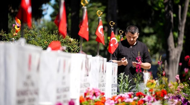 Şehitliklerde hüzünlü bayramlaşma