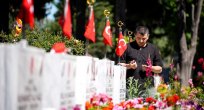 Şehitliklerde hüzünlü bayramlaşma